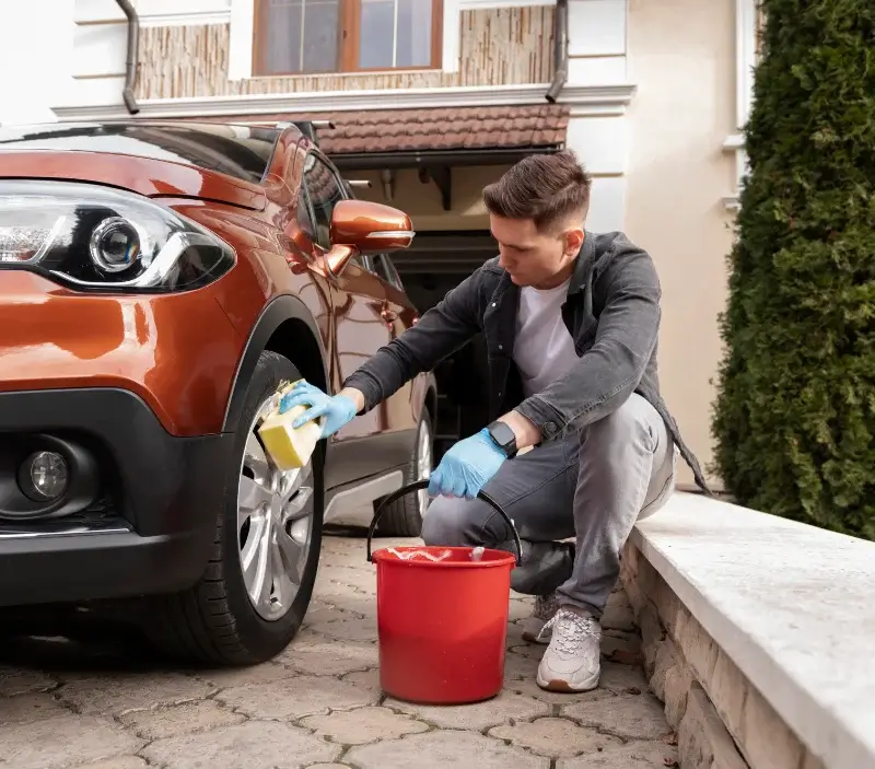 Lavage auto à domicile Haspres : professionnel intervenant sur un véhicule